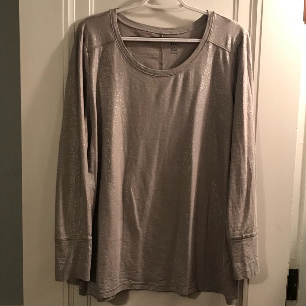 Gray long sleeve t-shirt